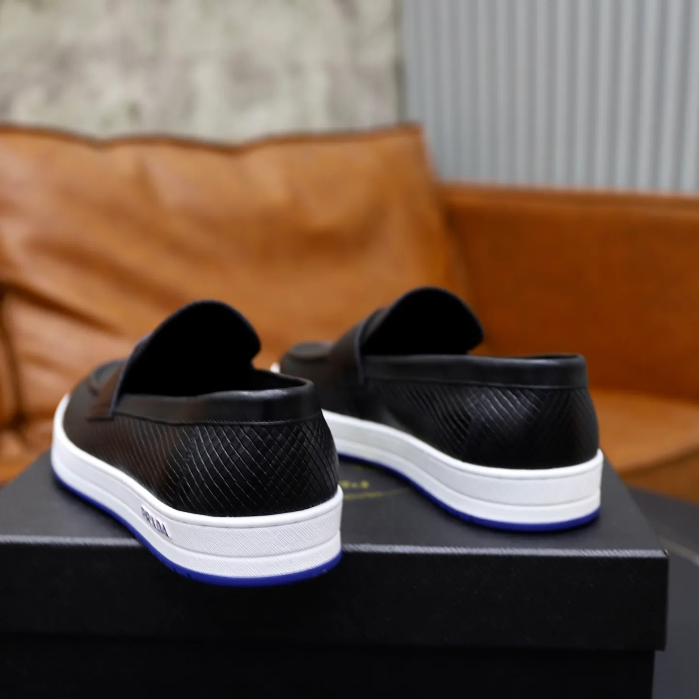 Factory price: 💰640 Prada classic men’s lace-up casual shoes | Imported cowhide upper | Upper stitching layered design, light and breathable | Soft and comfortable | Decorated with PRADA letters on the side | Distinctive sports style, showing the brand style | Lightweight concave and convex pattern rubber soles | Matched with cowhide foot pad lining | Excellent foot feel, fashionable and elegant | Size: 38-44 (45 customized)